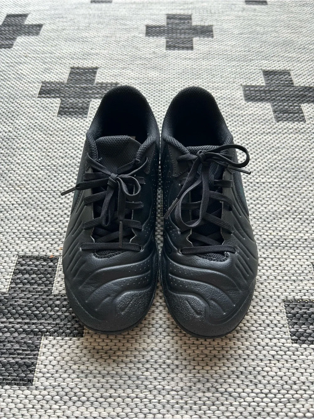 Nike Junior Tiempo Legend 10 Club Indoor Soccer Shoe in Black/Deep Jungle